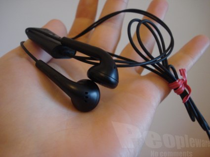 Auriculares estéreo de fraca qualidade sonora e de construção