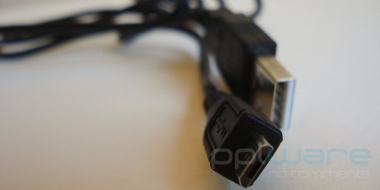 Cabo microUSB.
