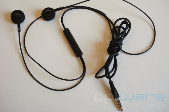 Headphones com microfone e controlo de volume e chamada.