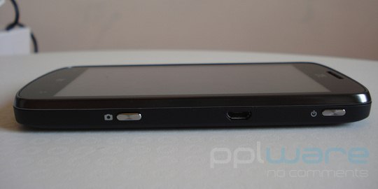 Lado direito do smartphone: botão da câmara, entrada USB e botão power.