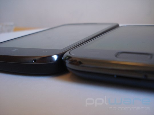 Comparação da altura entre o ZTE Tania (à esquerda) e o Samsung Galaxy S (à direita).