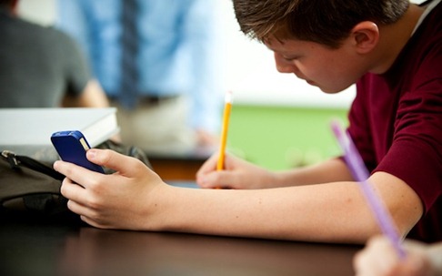 558c6_facebook_Kid-school-mobile-600