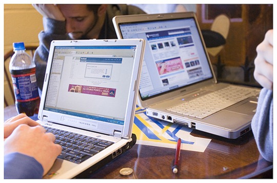 college-students-using-facebook