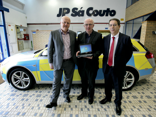 Carros da Polícia Inglesa estão equipados com… Magalhães