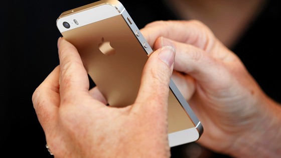 iphone-5s-dourado-e-manuseado-durante-apresentacao-do-novo-smartphone-em-cupertino-na-california-eua-a-apple-tambem-anunciou-uma-versao-mais-barata-e-colorida-o-iphone-5c-1378843956040_1920x1080