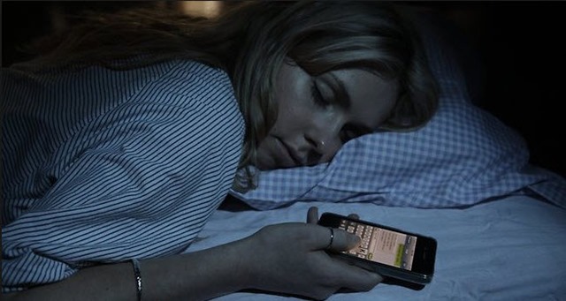 8 em cada 10 pessoas dorme demasiado perto do telemóvel