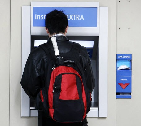 Crianças de 14 anos “atacam” ATM durante intervalo da escola