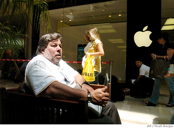 20140921laguna_steve_wozniak_waiting_iphone
