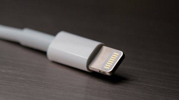 Apple vai permitir a outros fabricantes usar o conector Lightning e não só…