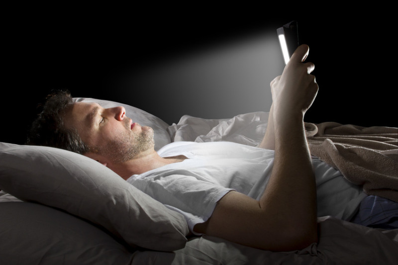 Estudo: Ler em tablets antes de dormir prejudica o sono