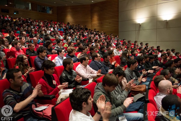 É este o aspecto de um auditório completamente esgotado. Vale a transmissão em streaming!