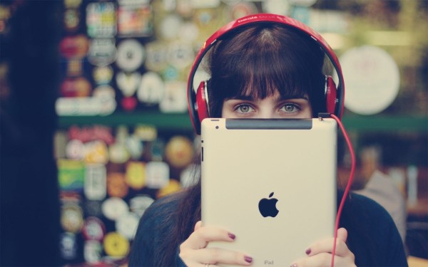 tech_girl_ipad