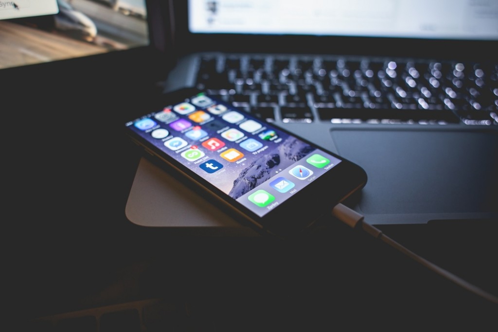 Com o iOS 8.3 a Apple bloqueou o acesso a pastas de aplicações