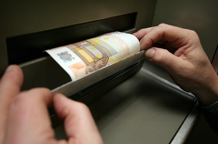 Der Täter beobachtet den Kunden, der den Bank-Vorraum verlässt, weil er kein Geld bekommen hat. Dann zieht der Täter die Blende ab, an der ein Schein klebt. Seit Dezember 2010 sind In Dortmund 20 solcher Fälle bekannt geworden.