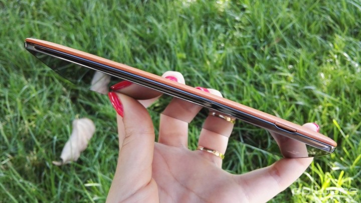 LG G4 - Abertura da capa traseira
