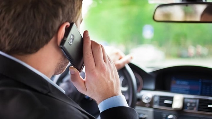 Condutor ao telemóvel absolvido por chamada ser “urgente”