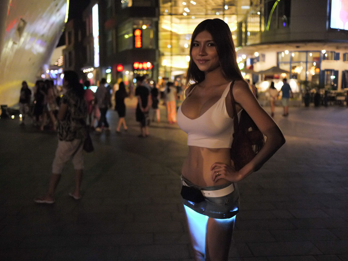 SexyCyborg cria minissaia com LEDs e Bluetooth… tão sexy!