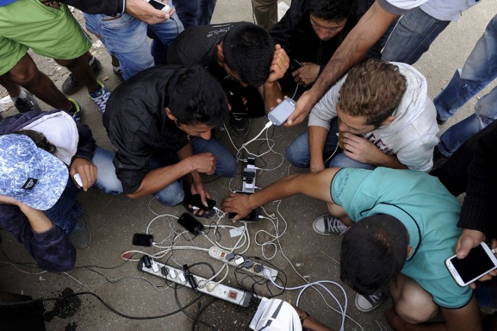 Refugiados recorrem ao Facebook e ao GPS para se orientarem