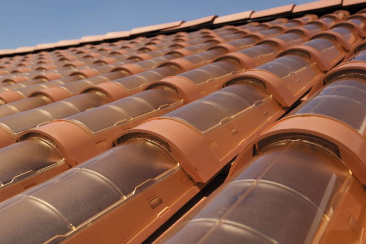 Empresas desenvolvem telhas que são também placas solares