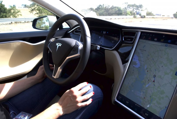 Tesla – Condutores arriscam a vida com o modo Piloto automático