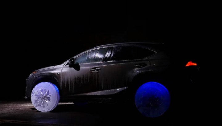 Lexus montado sobre rodas feitas de gelo… incrível!