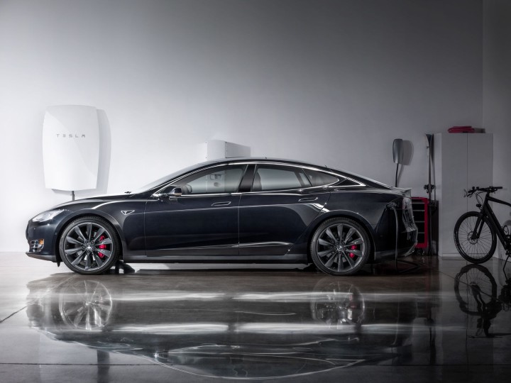 Carros Tesla ganham função de entrar e sair da garagem sozinhos