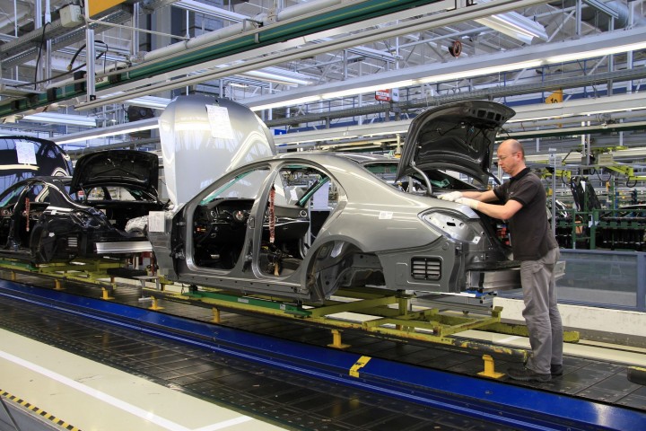 Mercedes substitui robôs por pessoas na sua linha de montagem