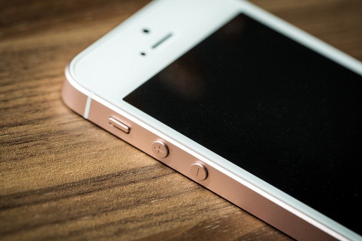 A Apple tornou o iPhone SE (quase) à prova de água