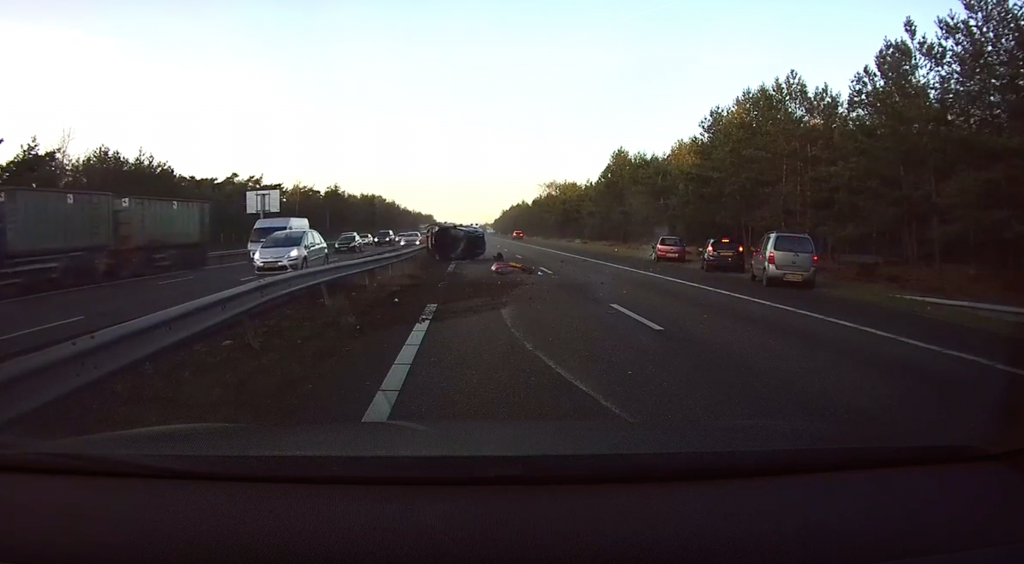 Tesla Model S prevê acidente na estrada antes de acontecer