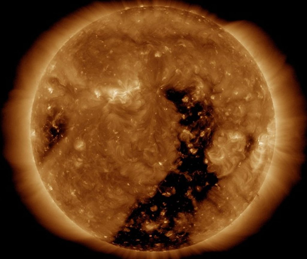 NASA encontra buraco gigante na superfície do Sol