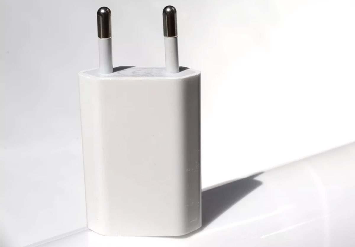 Homem morre eletrocutado por culpa de carregador do iPhone