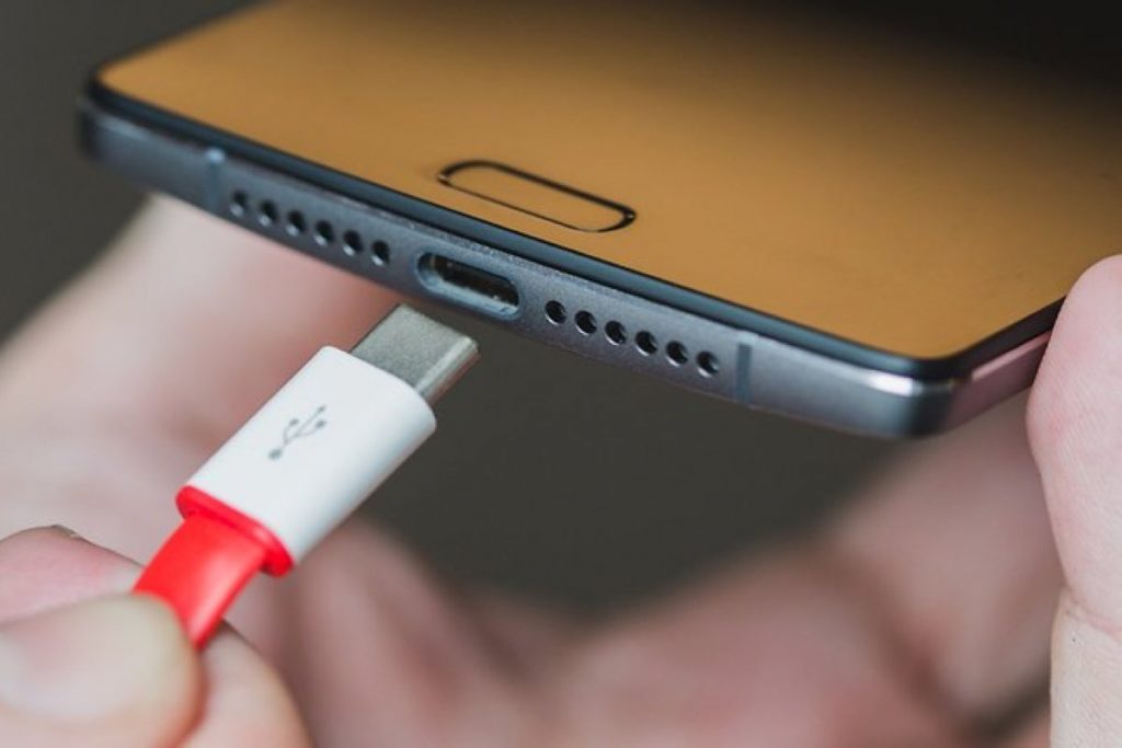 OnePlus 3 e 3T estão vulneráveis a ataques pelo carregador
