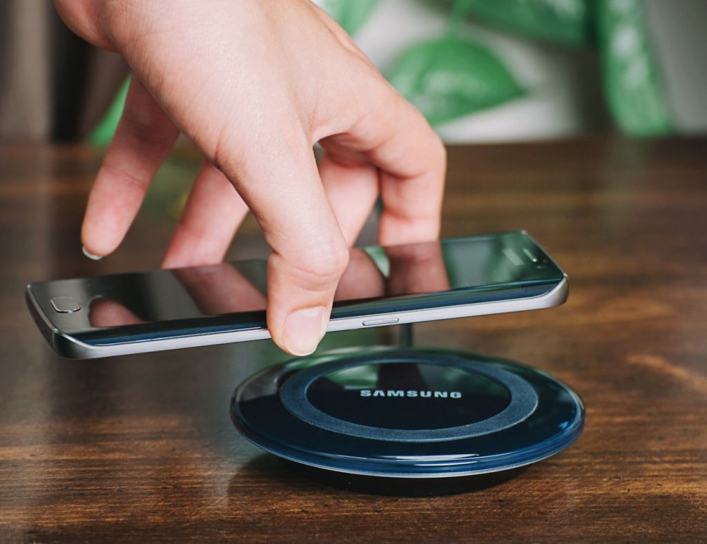 Como funciona o carregamento sem fios nos smartphones?