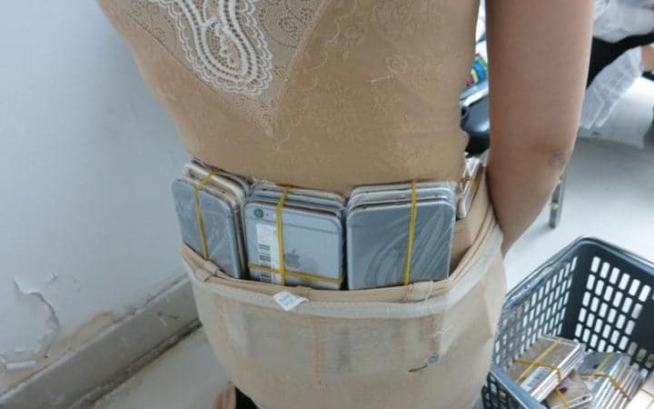 China: Mulher é detida com 102 iPhones presos ao corpo