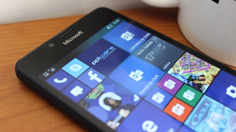 Windows 10 on ARM colocado a funcionar num Lumia 950