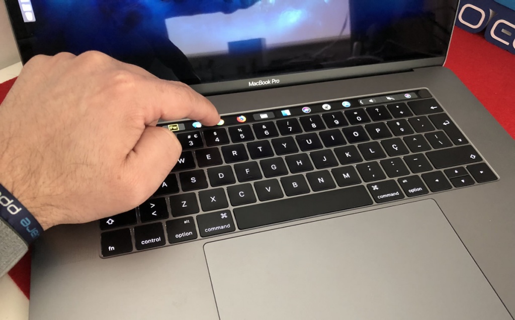 Apple regista patente de ecrã tátil duplo para MacBook