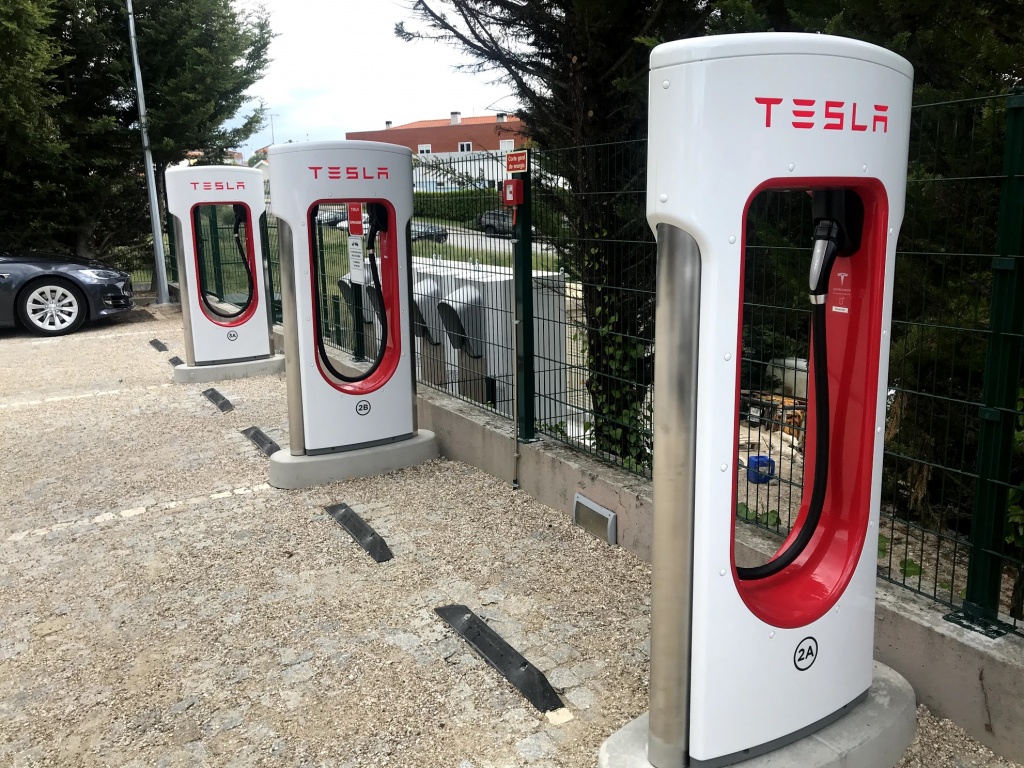 Supercarregadores da Tesla já estão em funcionamento na Guarda