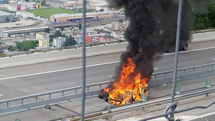 Suíça: Tesla Model S incendeia-se e condutor morre