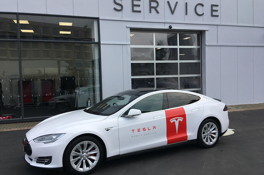 Funcionário da Tesla parece ter adormecido ao volante de um Model S