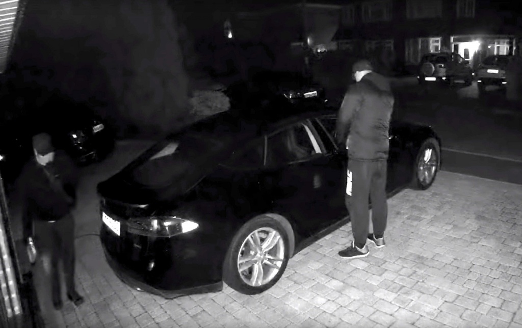 Ladrões roubam Tesla Model S “atacando os dados” da chave física do carro