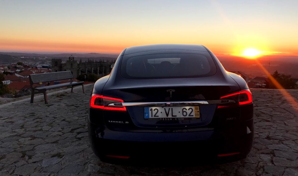 Tesla bate a gigante Mercedes-Benz na venda de carros