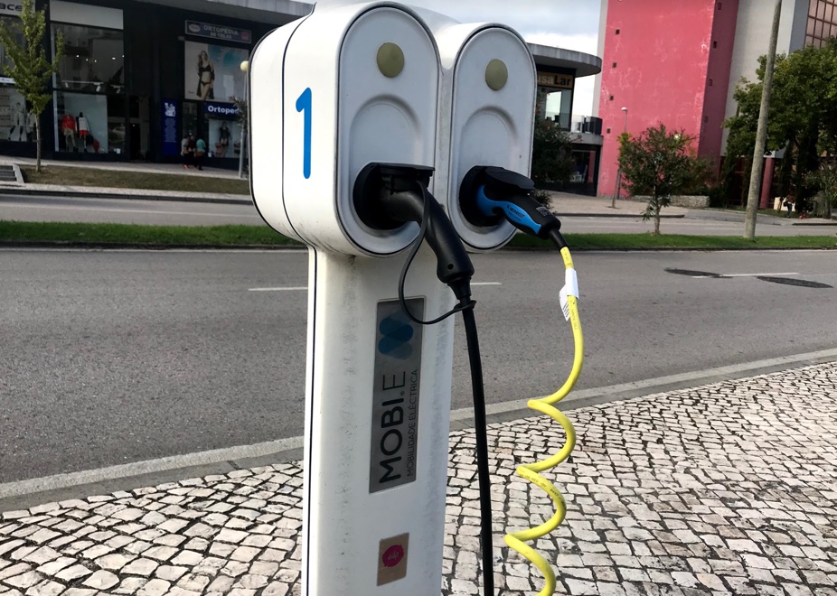 Onde estão os carregadores de veículos elétricos? O Waze diz-lhe