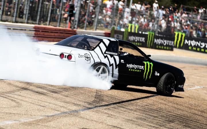 Converteram um Nissan Skyline num elétrico com o sistema de um Tesla Model S