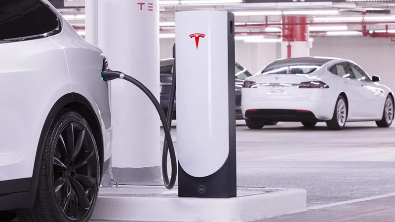 Rede Supercharger da Tesla entrega num mês energia gasta por um país num dia