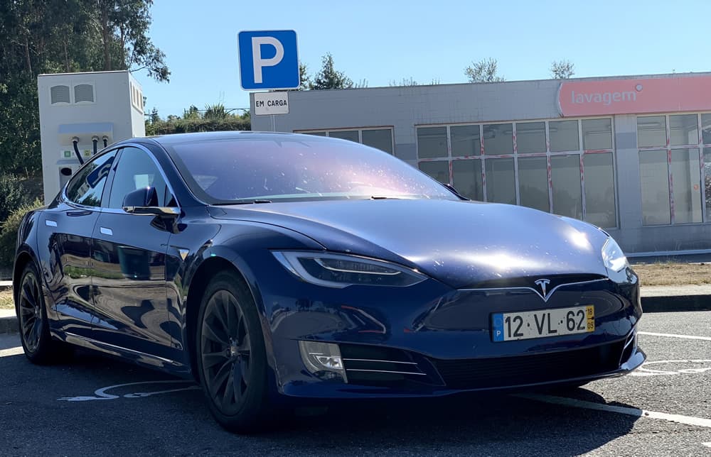 Problemas na aplicação deixa donos de Tesla trancados fora do veículo
