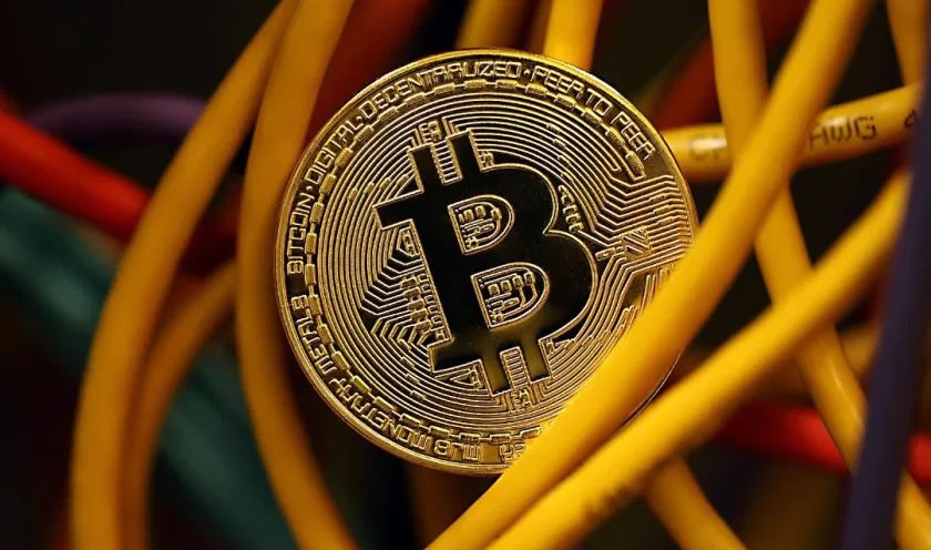 Homem suspeito de desviar 62 milhões de dólares em criptomoedas