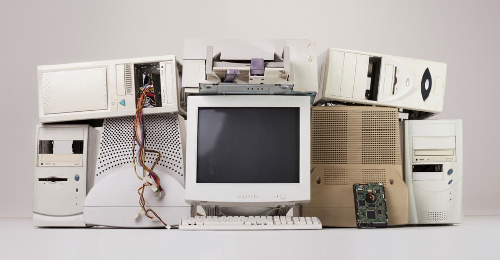 Computadores das escolas estão obsoletos e a Internet “sempre a cair”