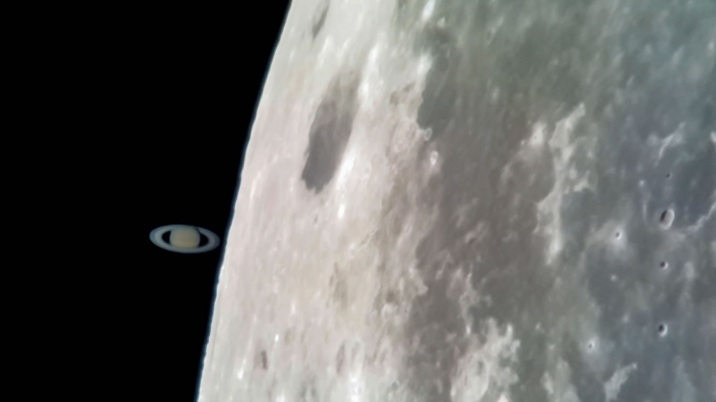 Fotógrafo usou o smartphone e gravou Saturno a ‘tocar’ na Lua. As fotos são impressionantes
