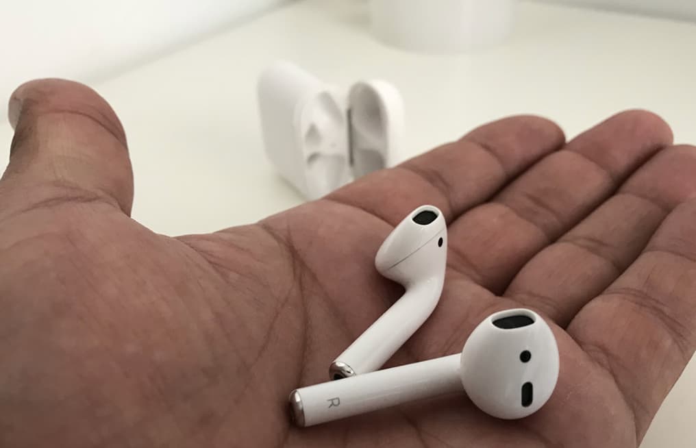 Criança de 15 anos faz clone de AirPods da Apple por 3,5 euros