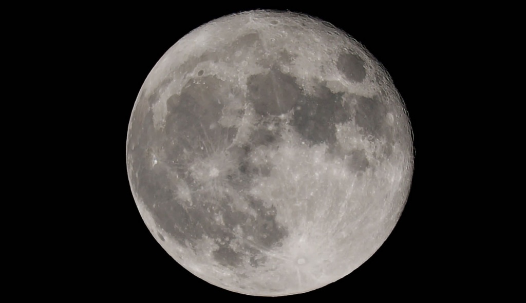 Estranhos clarões de luz vindos da Lua deixam astrónomos intrigados